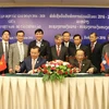 Bộ trưởng Tài chính Việt Nam Đinh Tiến Dũng và Bộ trưởng Tài chính Lào Lien Thikeo ký Thỏa thuận hợp tác giai đoạn 2016-2020. (Ảnh: Phạm Kiên/TTXVN)