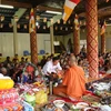 Đồng bào Khmer đón tết cổ truyền tại chùa. (Ảnh: Kim Há/TTXVN) 