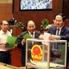 Chủ tịch nước Trần Đại Quang, Phó Thủ tướng Nguyễn Xuân Phúc và các đại biểu bỏ phiếu bầu. (Ảnh: Nguyễn Dân/TTXVN)
