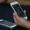 Sản phẩm điện thoại mới nhất của Apple, iPhone SE. (Nguồn: AFP/TTXVN)