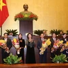 Chủ tịch Quốc hội Nguyễn Thị Kim Ngân tặng hoa chúc mừng bảy thành viên Ủy ban Thường vụ Quốc hội mới được bầu. (Ảnh: Phương Hoa/TTXVN)