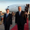 Thủ tướng Algeria Abdelmalek Sellal (phải) đón Thủ tướng Pháp Manuel Valls tại sân bay Algiers. (Nguồn: AFP/TTXVN)