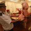 Nhân viên Chi cục Thú y kiểm tra vệ sinh an toàn thịt gia súc đưa vào kinh doanh tại siêu thị Metro Long Xuyên. (Ảnh: Vũ Sinh/TTXVN)