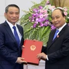 Thủ tướng Nguyễn Xuân Phúc trao quyết định của Chủ tịch nước bổ nhiệm ông Trương Quang Nghĩa giữ chức Bộ trưởng Bộ Giao thông Vận tải. (Ảnh: Thống Nhất/TTXVN)