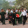 Lãnh đạo tỉnh Lai Châu an táng hài cốt liệt sỹ hy sinh trên nước bạn Lào tại nghĩa trang liệt sỹ tỉnh. (Ảnh: Quang Duy/TTXVN)