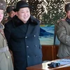 Tổng tham mưu trưởng quân đội Triều Tiên Ri Myong-su (trái) và nhà lãnh đạo Triều Tiên Kim Jong-un. (Nguồn: KCNA)