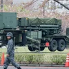 Hệ thống phòng thủ tên lửa Patriot PAC-3 được triển khai bên ngoài khuôn viên trụ sở Bộ Quốc phòng Nhật Bản ở Tokyo. (Nguồn: Kyodo/TTXVN)