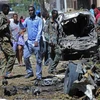 Binh sỹ Somalia điều tra tại hiện trường vụ đánh bom ở thủ đô Mogadishu ngày 11/4. (Nguồn: AFP/TTXVN)