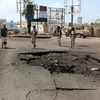 Các lực lượng Yemen điều tra tại hiện trường vụ đánh bom liều chết tại trạm kiểm soát gần sân bay quốc tế Aden ngày 17/4. (Nguồn: AFP/TTXVN)