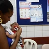 Một trẻ nhỏ bị mắc bệnh teo não do virus Zika gần Recife, thủ phủ Pernambuco, Đông Bắc Brazil. (Nguồn: THX/TTXVN)