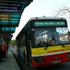 Xe buýt vận chuyển khách tại điểm trung chuyển Long Biên. (Ảnh: Huy Hùng/TTXVN)