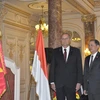 Đại sứ Nguyễn Ngọc Sơn và ông Roland de Rechniewski tại buổi lễ. (Ảnh: Bích Hà-TTXVN)