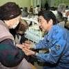 Thủ tướng Nhật Bản Shinzo Abe thăm hỏi người dân sau thảm họa động đất ở Minami-Aso, tỉnh Kumamoto. (Nguồn: AFP/TTXVN)