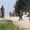 Binh sỹ quân đội chính phủ tuần tra tại làng Khan Tuman, ngoại ô thành phố Aleppo. (Nguồn: AFP/TTXVN)