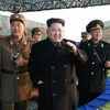 Lãnh đạo Triều Tiên Kim Jong-un theo dõi một cuộc tập trận của các đơn vị quân sự tại một địa điểm bí mật. (Nguồn: EPA/TTXVN)