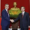 Trưởng ban Kinh tế Trung ương Nguyễn Văn Bình đón tiếp ông Andrea Vella. (Ảnh: An Đăng/TTXVN)
