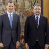 Vua Felipe VI (trái) trong cuộc gặp lãnh đạo đảng Foro Asturias, ông Isidro Martinez Oblanca, thảo luận về nỗ lực thành lập Chính phủ. (Nguồn: EPA/TTXVN)