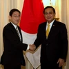 Ngoại trưởng Nhật Bản Fumio Kishida (trái) tiếp kiến Thủ tướng Thái Lan Chan-O-Cha. (Nguồn: AFP/TTXVN)