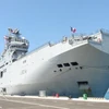 Tàu Tonnerre của Hải quân Pháp cập Cảng quốc tế Cam Ranh. (Ảnh: Nguyên Lý/TTXVN)