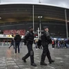 Cảnh sát Pháp tăng cường an ninh tại sân vận động Stade de France. (Nguồn: AFP/TTXVN)