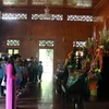 Đoàn giáo viên, học sinh kiều bào tỉnh NaKhon PhaNom thắp hương, dâng hoa lên bàn thờ Bác. (Ảnh: Bích Huệ/TTXVN)