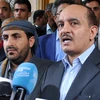 Phát ngôn viên của phái đoàn đàm phán Houthi Mohammed Abdulsalam (trái, phía trước) và thành viên đại diện của Houthi Yahya Duaid (phải, trước) trong một cuộc họp báo. (Nguồn: THX/TTXVN)