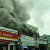 TP.HCM: Hỏa hoạn tại gara ôtô, khói đen bốc cao hàng chục mét