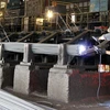 Công nhân nhà máy kiểm tra chất lượng thép thành phẩm tại Nhà máy cán thép - Công ty cổ phần Gang thép Thái Nguyên. (Ảnh: Hoàng Nguyên/TTXVN)