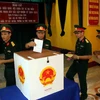 Các chiến sỹ đang làm nhiệm vụ trên vùng biển đảo, thuộc quần đảo Trường Sa vào bỏ phiếu bầu cử sớm tại khu vực bỏ phiếu số 1, xã đảo Song Tử Tây. (Ảnh: Trần Lê Lâm/TTXVN)