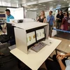 Sử dụng hệ thống máy soi kiểm tra hành lý khách nhập cảnh qua cửa khẩu Quốc tế sân bay Nội Bài. (Ảnh: Phạm Hậu/TTXVN)