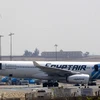 Một máy bay của hãng EgyptAir cất cánh tại sân bay Cairo. (Nguồn: EPA/TTXVN)