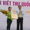Ban tổ chức trao giải Nhất cho em Nguyễn Thị Thu Trang. (Ảnh: Nguyễn Thảo/TTXVN)