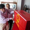Lãnh đạo xã Hải Lý (Hải Hậu, Nam Định) kiểm tra công tác chuẩn bị bầu cử tại khu vực bầu cử số 3 thuộc địa bàn xóm 9. (Ảnh: Văn Đạt/TTXVN)