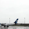 Máy bay của hãng hàng không EgyptAir tại sân bay Charles de Gaule, Paris, Pháp. (Nguồn: EPA/TTXVN)