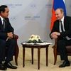 Thủ tướng Thái Lan Prayut Chan-o-cha và Tổng thống Nga Vladimir Putin gặp gỡ bên lề Hội nghị thượng đỉnh Nga-ASEAN. (Nguồn: AFP/TTXVN)