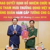 Chủ tịch nước Trần Đại Quang trao Quyết định bổ nhiệm cho Trung tướng Phan Văn Giang. (Ảnh: Nhan Sáng/TTXVN)