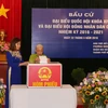 Cụ Bùi Thị Sáo, sinh năm 1930, cử tri cao tuổi nhất Khu vực bỏ phiếu số 3, phường Nguyễn Du, quận Hai Bà Trưng, thành phố Hà Nội bỏ phiếu. (Ảnh: Trí Dũng/TTXVN)