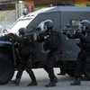 Cảnh sát Pháp tham gia cuộc diễn tập chống khủng bố tại sân vận động Toulouse. (Nguồn: AFP/TTXVN)