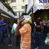 Người dân Venezuela chờ mua hàng hóa tại một siêu thị ở Caracas. (Nguồn: AFP/TTXVN)