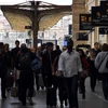 Hành khách tại sân ga tàu hỏa Saint-Charles ở Marseille, Đông Nam Pháp trong thời gian nhân viên ngành đường sắt bắt đầu đình công. (Nguồn: AFP/TTXVN)