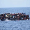 Một chiếc thuyền chở người di cư bị lật ngoài khơi Libya. (Nguồn: Reuters)