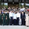Phó Chủ tịch Quốc hội Đỗ Bá Tỵ chụp ảnh chung với các đại biểu. (Ảnh: Phạm Kiên/TTXVN)