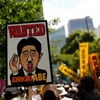 Biểu tình yêu cầu Thủ tướng Shinzo Abe từ chức. (Nguồn: Reuters)