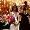 Deshauna Barber (trái) đoạt vương miện Hoa hậu Mỹ 2016. (Nguồn: AFP/TTXVN)