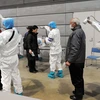 Nhân viên y tế Nhật Bản kiểm tra người tiếp xúc với bức xạ sau thảm họa hạt nhân Fukushima năm 2011. (Nguồn: EPA/TTXVN)