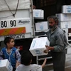 Người dân Syria nhận hàng cứu trợ tại khu vực Harasta, ngoại ô thủ đô Damascus. (Nguồn: AFP/TTXVN)