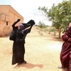 Phụ nữ ở ngôi làng nằm ở ngoại ô thành phố Manbij hân hoan cởi bỏ niqab. (Nguồn: Reuters)