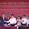 Lãnh đạo Chungdahm và Egroup ký kết hợp tác chiến lược. (Ảnh: Hà Huy Hiệp/Vietnam+)