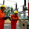 Công nhân của EVN Hà Nội kiểm tra vận hành điện. (Ảnh: Huy Hùng/TTXVN)