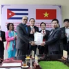 Phó Tổng cục trưởng Lê Văn Thời trao tượng trưng 5.000 tấn gạo gửi tặng nhân dân Cuba cho Đại sứ Cuba tại Việt Nam Herminio Lopez Diaz. (Nguồn: mof.gov.vn)